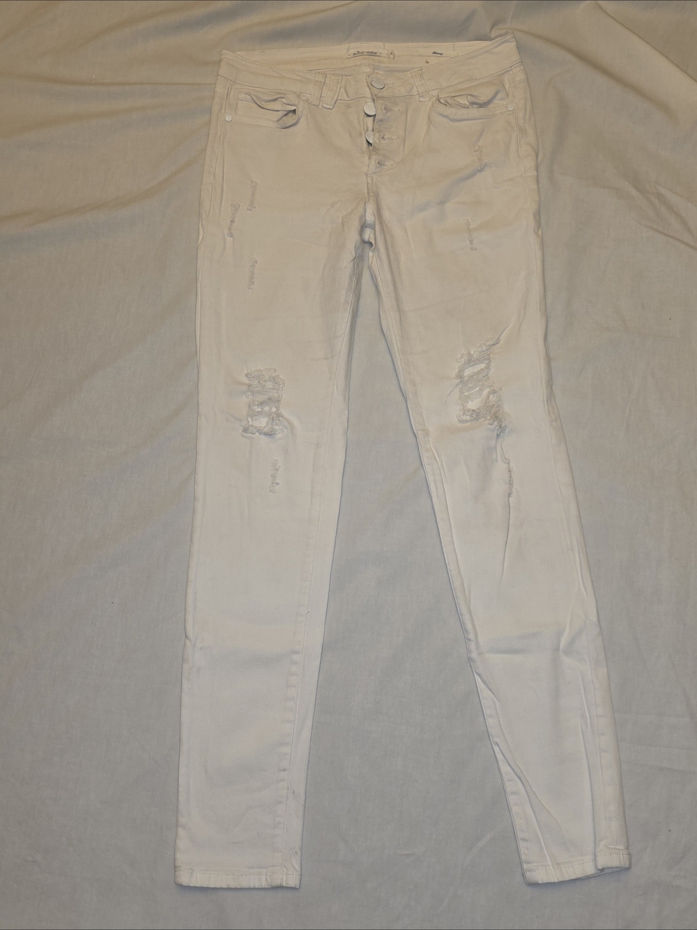 Wild Blue Women’s Juniors White Distressed Skinny Jeans sz 7
